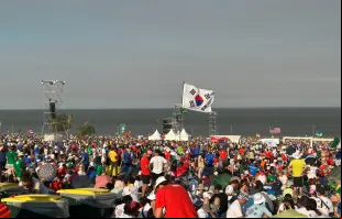 Bandeiras da Coreia do Sul e do Brasil no parque Tejo ao final da JMJ Lisboa 2023