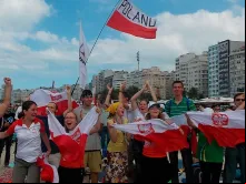 Jovens celebram anúncio de que próxima JMJ será em Cracóvia.