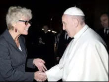 Foto de arquivo) Papa Francisco saúda Cristiane Murray.