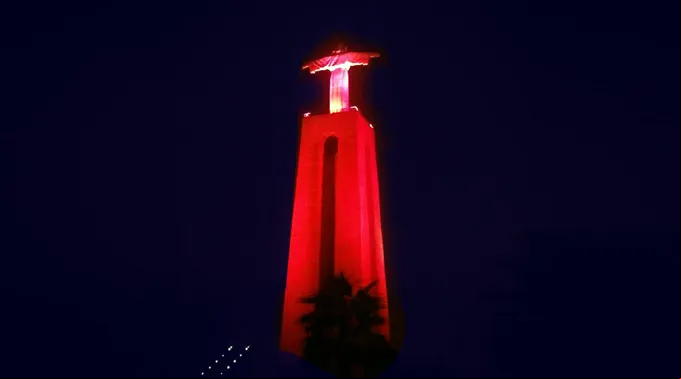 Cristo_Rei_Portugal_vermelho.jpg ?? 
