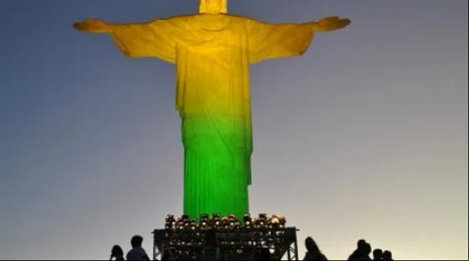 Cristo_verde_e_amarelo_03062014133414.jpg ?? 