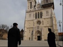 Cardeal Bozanic em frente à Catedral da Assunção, cuja torre desabou na Cúria Episcopal