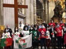 Jovens portugueses receberam a cruz peregrina e o ícone de Nossa Senhora na Basílica de São Pedro, em 2020 