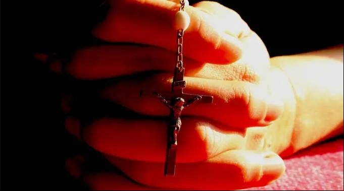 CrucifijoManos_PixabayDominioPublico_270715.jpg ?? 