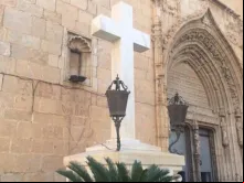 Cruz na praça da igreja de São Martín, em Callosa de Segura (Alicante).