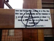 Cruz profanada na Paróquia Santos Mártires Inocentes na Argentina