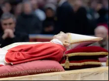 O corpo de Bento XVI na basílica de São Pedro, em 2 de janeiro de 2023