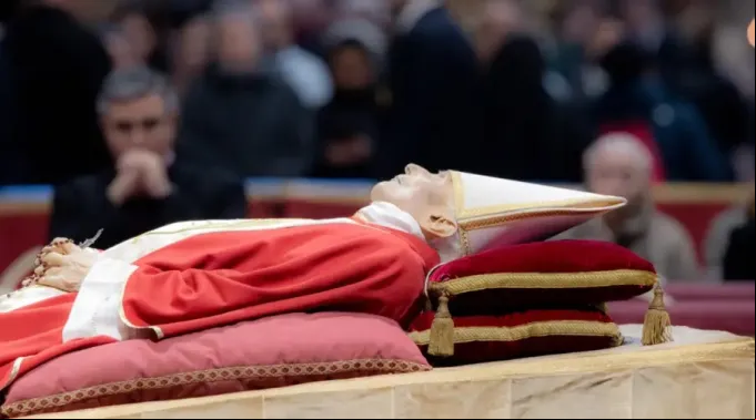 Cuerpo-Benedicto-XVI-Basilica-San-Pedro-Vaticano-Daniel-Ibanez-ACI-020123.jpg ?? 