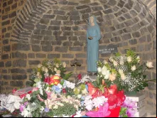Imagem de Nossa Senhora de Natividade na réplica de sua casa.