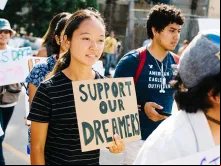 Pessoas marchando a favor do DACA