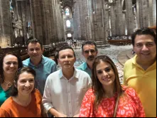 A advogada Mara Piccinelli (à esquerda, de verde), com os demais membros da delegação brasileira, em Roma.
