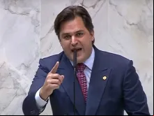 Deputado estadual Frederico D'Ávila durante discurso na Alesp.