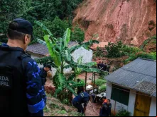 Deslizamento de terra atinge casas em Maceió 