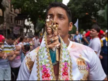 Devoto carrega imagem de Nossa Senhora de Nazaré durante Círio.