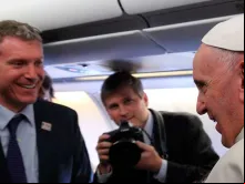 Matteo Bruni (ao extremo esquerdo da foto) junto do Papa na viagem a Cuba.