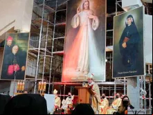 O Arcebispo Jan Romeo Pawłowski celebra a Missa no 90º aniversário da aparição da Divina Misericórdia, em Płock, Polônia, em 22 de fevereiro de 2021