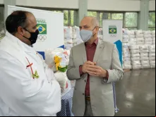 Presidente do COB, Paulo Wanderley, entrega as cestas básicas a Padre Omar Raposo.