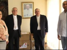 Dom Giovanni d’Aniello entrega doações enviadas pelo Papa Francisco 