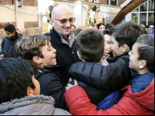 Pe. sco Fontana sdb com alunos da escola gráfica de Milão.
