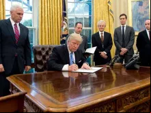 Donald Trump assina ordem executiva reinstaurando política da Cidade do México.
