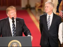 Donald Trump ao nomear Neil Gorsuch (direita) como juiz da Suprema Corte, em 31 de janeiro de 2017.