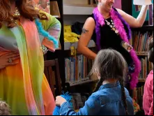 “Drag Queen Storytime” na Biblioteca Pública Multnomah (Estados Unidos