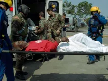 Guarda Nacional do Exército dos EUA ajudando sobrevivente do furacão