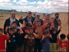 Pe. Khalil Jaar com refugiados 