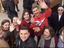 Pe. Martin Banni com cristãos iraquianos