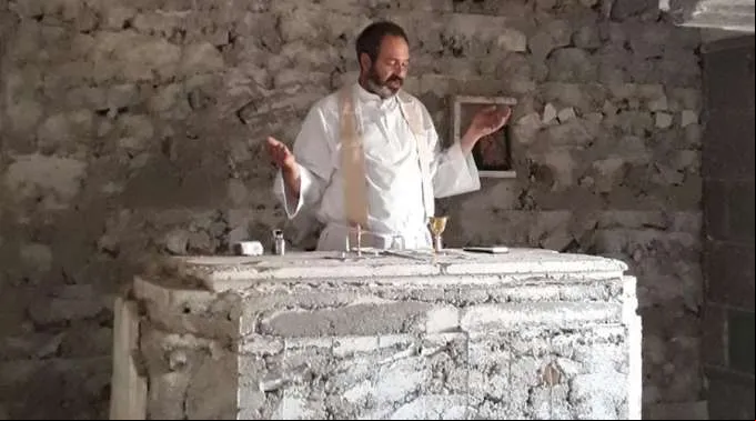ElPMontesCelebrandoLaMisaEnMonasterioMosul_CapturaFacebookAmigosDeIrak_2808017.jpg ?? 