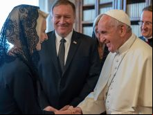 Embaixadora dos Estados Unidos junto à Santa Sé, Callista Gingrich, cumprimentando o Papa Francisco no Vaticano (outubro de 2019