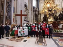 Jovens recebem símbolos das JMJ para trazê-los a Portugal.