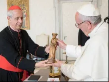 Cardeal Poli presenteia o papa com uma imagem do Santo Padre Brochero, canonizado no domingo, 16 de outubro.