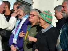 Papa Francisco cumprimenta um grupo de pobres em Roma.