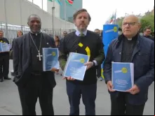 Entrega de s na ONU, liderada por Ignacio Arsuaga (ao centro).