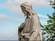 Uma escultura de Cristo.