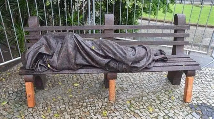 EstatuaJesusSemTetoArqRio_FotoFacebookCatedralRJ.jpg ?? 