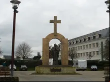 Estátua de são João Paulo II em Ploërmel.
