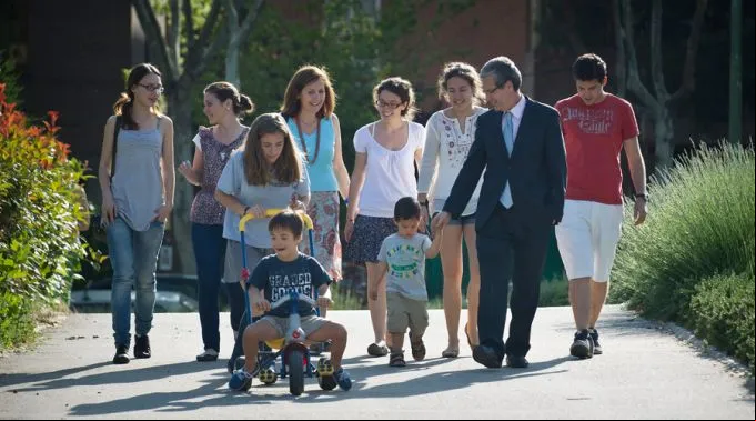 EstrellaFerronYEduardoGarciaConSusOchoHijos_CreditoFundacionAcogida_1.jpg ?? 