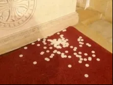Hóstias consagradas jogadas no chão na Basílica da Transfiguração.