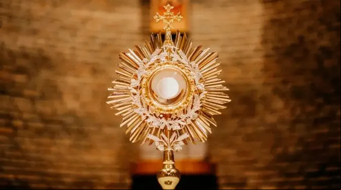 Eucaristia_VaticanMedia_140422.jpg