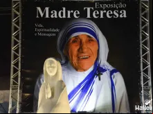 Exposição sobre a vida de Madre Teresa de Calcutá.