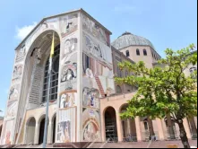 Mosaico na fachada norte do Santuário Nacional de Aparecida.