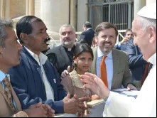 O advogado, o esposo e a filha de Asia Bibi com Ignácio Arsuaga de HazteOír, saudando o Papa Francisco no Vaticano em abril de 2015.