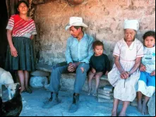 Família hondurenha em frente à sua casa de pau a pique perto de Tegucigalpa, Honduras