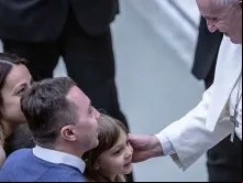 Papa Francisco abençoa uma família durante uma audiência geral. Crédito: Daniel Ibañez