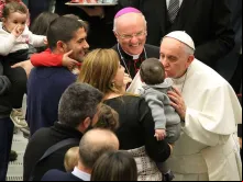 Papa Francisco com uma família.