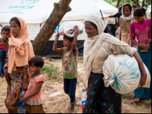 Uma família rohingya chega ao campo de refugiados.