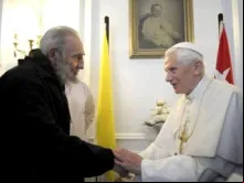 Fidel Castro cumprimento o Papa ao início do encontro de ontem