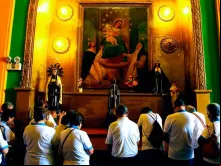 Um grupo de fiéis reza em uma igreja no Peru. Crédito: ANDINA